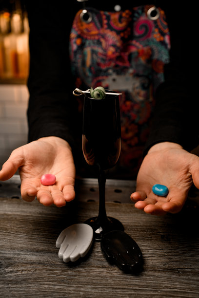 吧台上有一个黑色的玻璃杯，两个棕榈形的小饰品架子图片下载