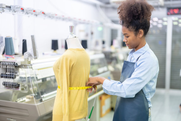 在纺织行业，有一位美国女设计师，她是公司的首席裁缝，她设计等待为国际市场生产的面料。图片下载