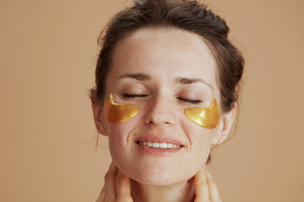 米色背景上戴着眼罩的微笑现代女性图片下载