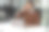 成年大胡子男子办公室职员，戴着耳机在办公室用笔记本电脑工作图片下载