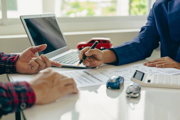 汽车保险或租赁协议或购销协议，车钥匙在桌子上汽车商务汽车经销商，交易和签字，特写照片图片下载