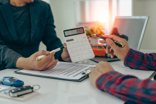 汽车保险或租赁协议或购销协议，车钥匙在桌子上汽车商务汽车经销商，交易和签字，特写照片图片下载