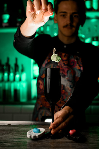 吧台上有一个黑色的玻璃杯，两个架子放小饰品图片下载