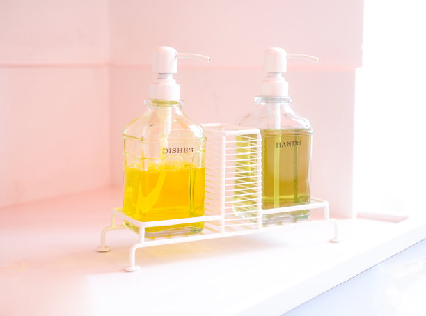 厨房柜台上的肥皂盘图片下载