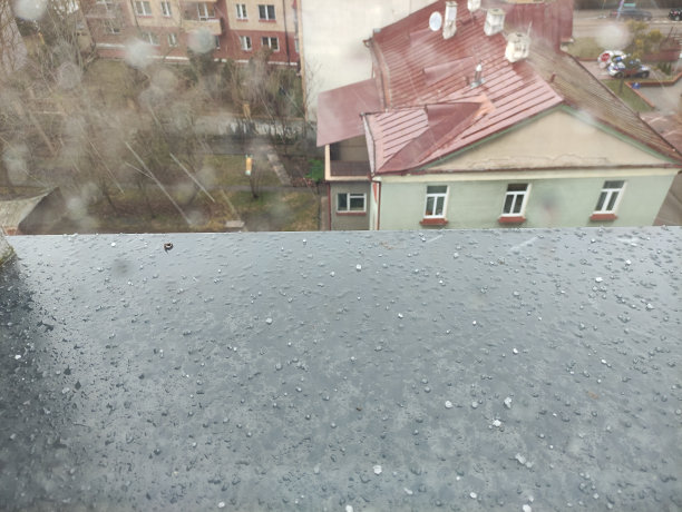 雪屑落在窗台上图片下载