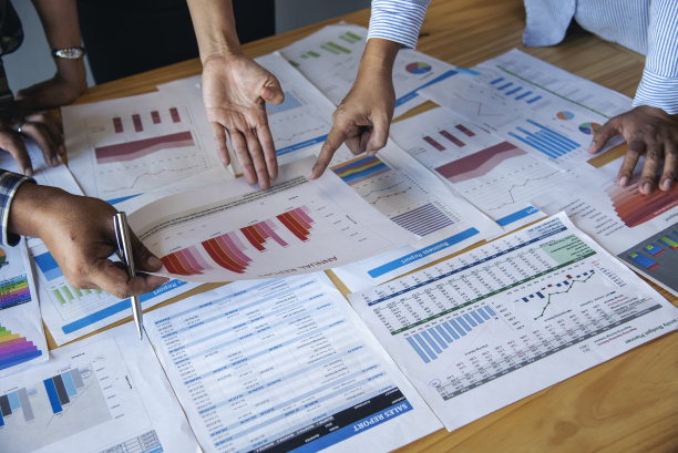 俯视图商务人士在会议室的办公桌旁开会。团队业务会议，合作计划，一起头脑风暴。团队合作伙伴公司头脑风暴小组图片下载