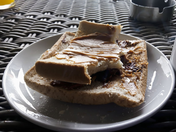 咖啡和面包装在一个编织袋里图片下载