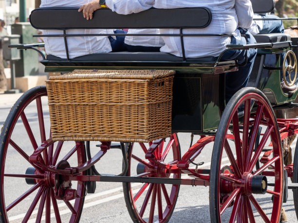 典型的传统马车柳条篮图片下载