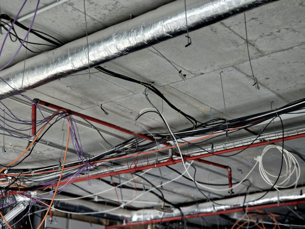 仓库、工业厂房和办公室天花板的维修。升起的电灯电缆。给水喷嘴。数据电缆图片下载