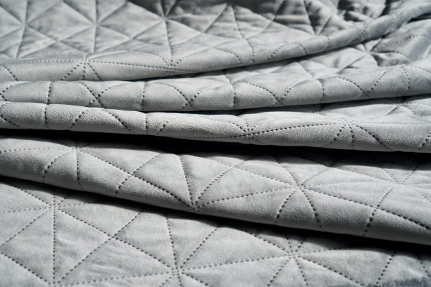 一张带有几何线条的灰色毯子的图片图片下载