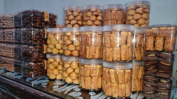 一罐奶酪饼干“Kastengel”，菠萝果酱饼干“Nastar”和巧克力花生饼干准备出售图片下载