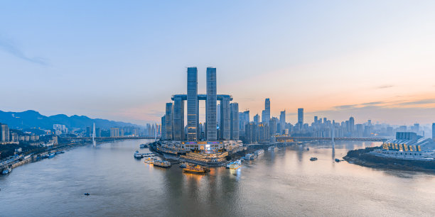 中国重庆朝天门城市天际线和邮轮的黄昏景色图片下载