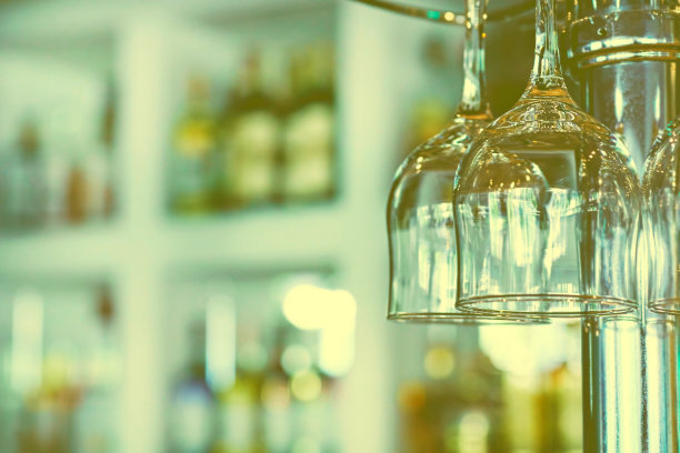 挂在咖啡馆或餐馆柜台上的酒杯图片下载