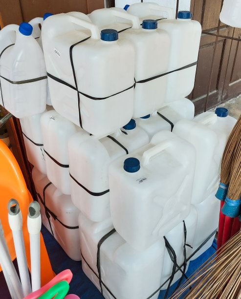 白色的加仑用来装水或油图片下载