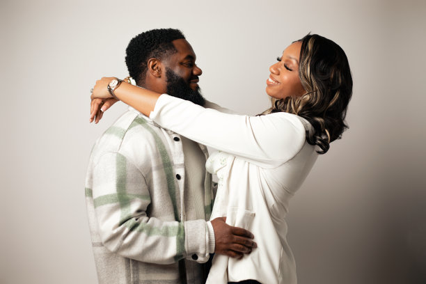 非洲裔美国夫妇面对面，互相拥抱，男人看着女人，而女人闭着眼睛图片下载