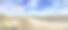 在纳米比亚南部沙漠般的草原上，一条砾石公路上的全景照片，蓝天下图片下载