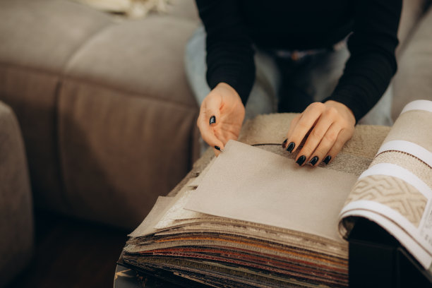 图为一位女士在店里挑选沙发布料。室内设计师寻找装修材料图片下载