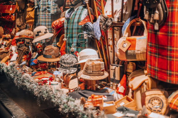 米兰美丽的商店橱窗。皇家不列颠尼亚精品店。2024年1月1日，意大利米兰图片下载