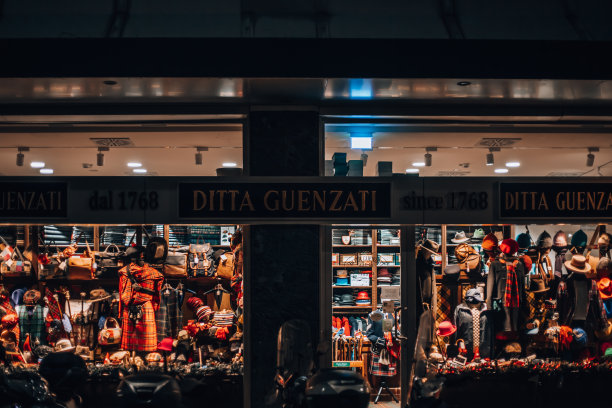 米兰美丽的商店橱窗。皇家不列颠尼亚精品店。2024年1月1日，意大利米兰图片下载