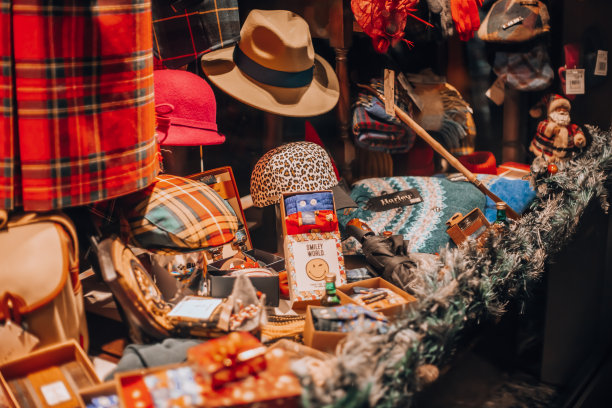 米兰美丽的商店橱窗。皇家不列颠尼亚精品店。2024年1月1日，意大利米兰图片下载