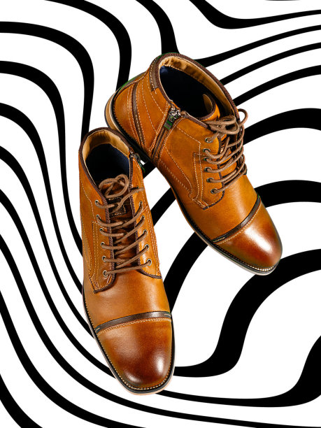 黑白背景上的高档小牛皮靴子竖版照片图片下载