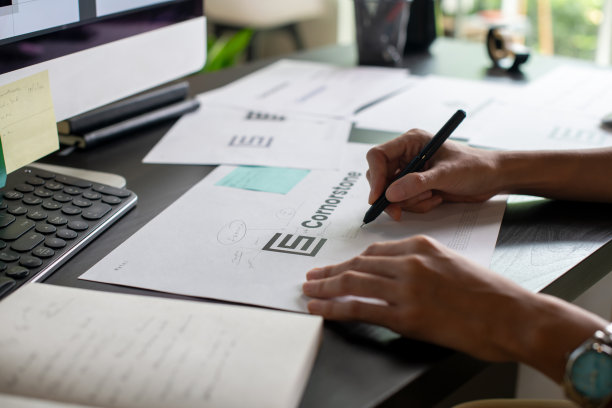 在办公室工作的亚洲平面设计师。艺术家创意设计师插画平面技能概念。图片下载