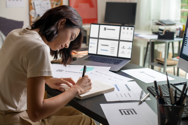 在办公室工作的亚洲女性平面设计师。艺术家创意设计师插画平面技能概念。图片下载