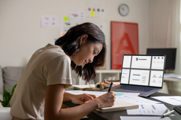 在办公室工作的亚洲女性平面设计师。艺术家创意设计师插画平面技能概念。图片下载