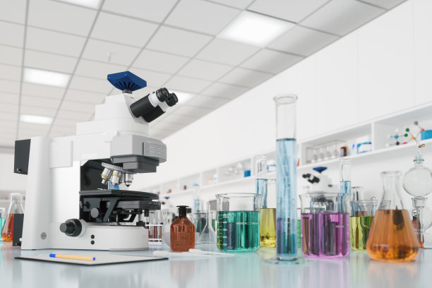 背景模糊的科学实验室空桌上的实验室玻璃器皿、试管和显微镜近景图片下载