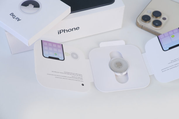全新电子追踪器Apple Airtag包装，追踪器通过蓝牙广播安全信号，附近设备接收，地理定位定义，儿童安全概念，汽车防盗设备图片下载