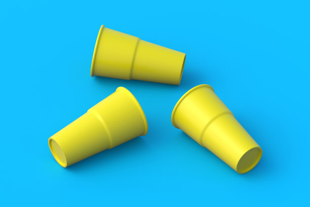 散落在橙色背景上的啤酒塑料杯。空的一次性不透明杯子。三维渲染图片下载