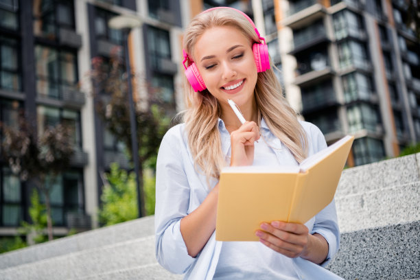 照片正面可爱漂亮的女学生享受休息暂停在大城镇户外阅读笔记每天每周计划图片下载