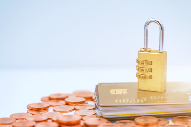 信用卡上的锁——信用卡安全与防盗刷卡的概念图片下载