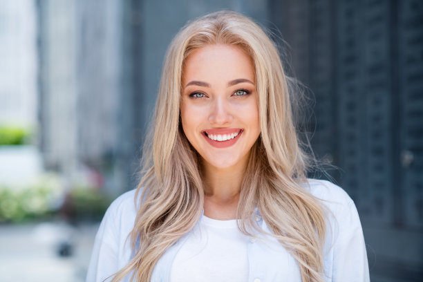 照片可爱的漂亮的甜美的女人花周末时间夏天时刻城市户外图片下载