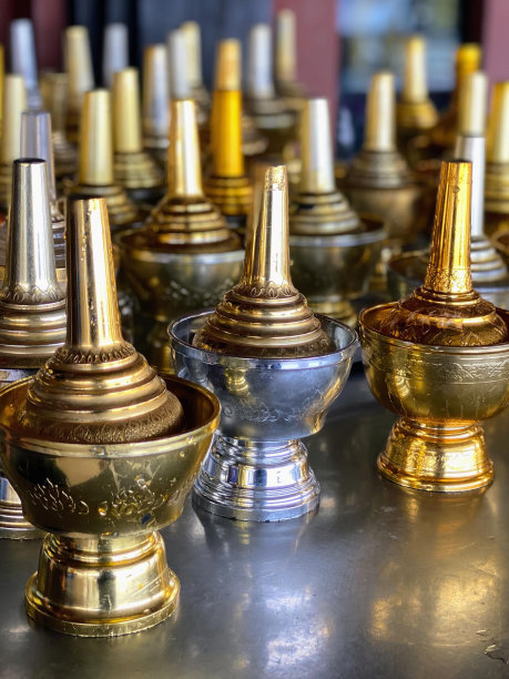 一张桌子上一堆金花瓶的照片。图片下载