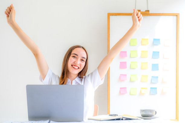 一位成功的白人女商人坐在办公室里，用笔记本电脑拼命工作，以至于腰或腰都疼了图片下载