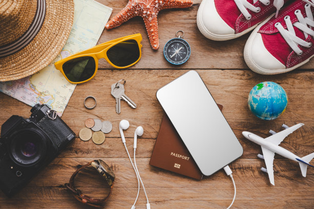 旅游配件服装。为旅行准备旅行地图的费用。旅游规划概念图片下载