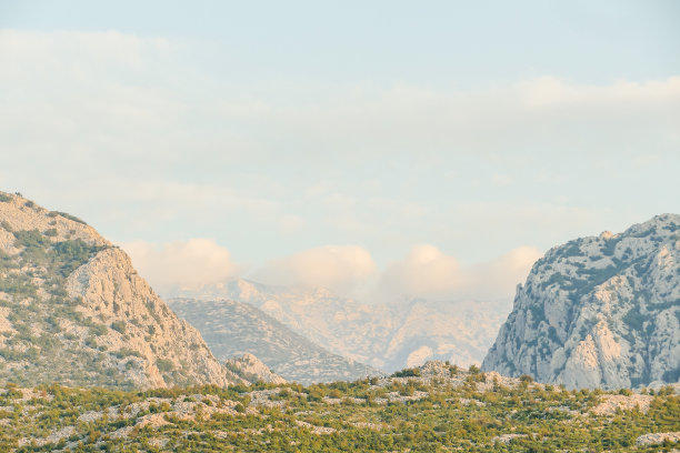 山水在山间，数码照片的画面作为背景图片下载