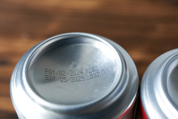 木桌上铝罐保质期特写，景深浅。图片下载