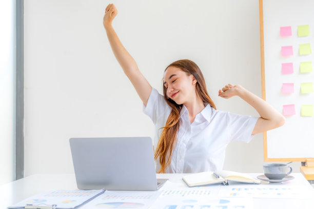 一位成功的白人女商人坐在办公室里，用笔记本电脑拼命工作，以至于腰或腰都疼了图片下载