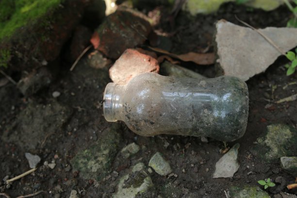 用过的瓶子散落在院子里图片下载