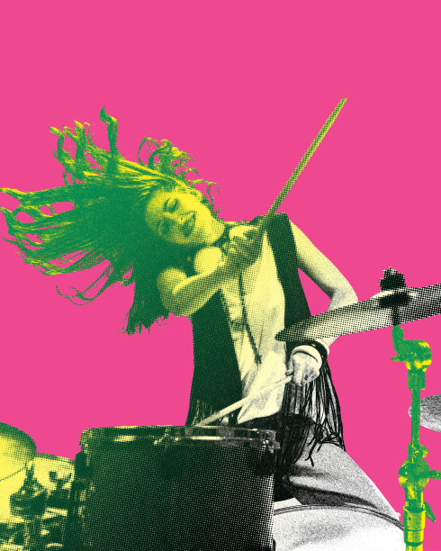 双色调图像的艺术年轻女子打鼓在粉红色的背景。能量。当代艺术拼贴。图片下载