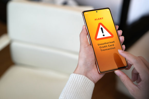 一名女子在智能手机上收到银行关于未经授权的信用卡交易的警告信息图片下载