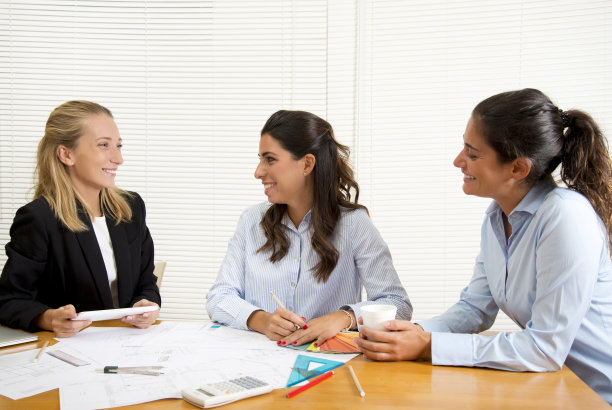 年轻的女建筑师和工程师正在为新房子做准备图片下载