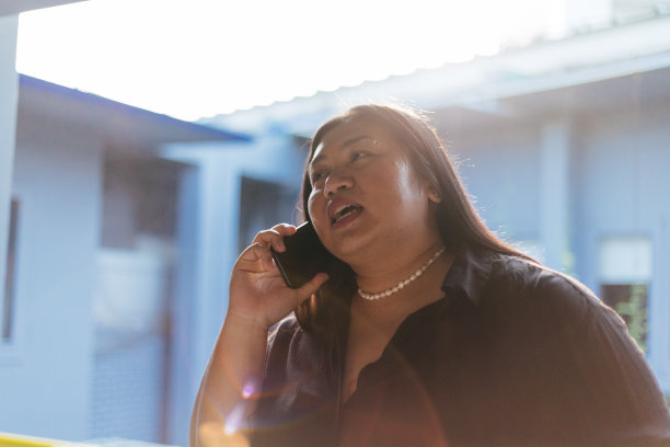 美丽的商务女性在国外使用和通话电话-库存照片图片下载