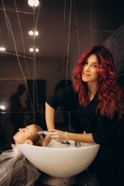 美发师在沙龙给女士洗头发图片下载