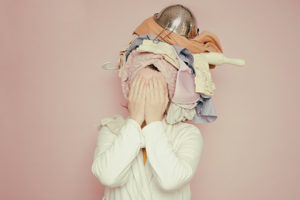 哭哭啼啼的女人用家务堆砌，煮饭洗衣服的概念。图片下载