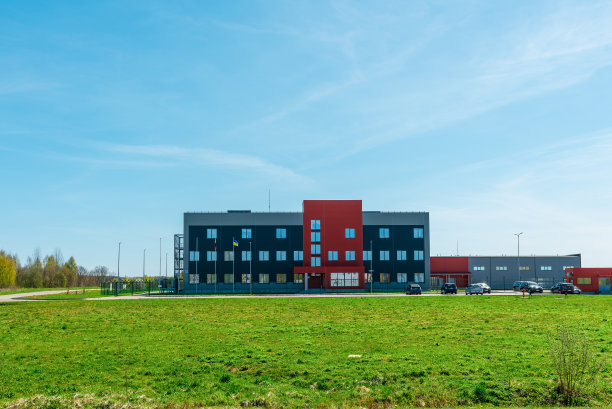 新建商业零售小型写字楼。一般小型企业的外立面。Telsiai,立陶宛05-09-2022。图片下载