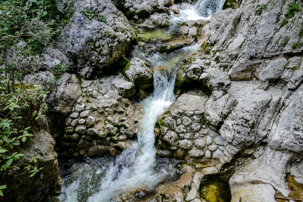 森林中的瀑布，数码照片为背景，拍摄于欧洲斯洛文尼亚流血湖地区图片下载