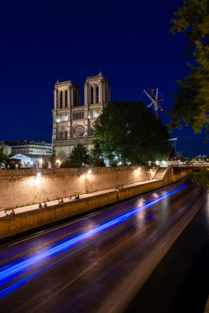 巴黎圣母院夜间的低曝光照片。法国。图片下载